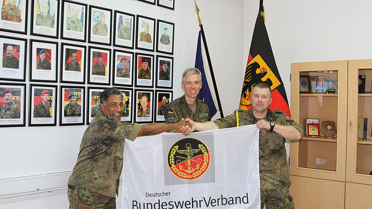 Auch im Einsatz für seine Mitglieder da: Vertreter des DBwV beim neuen Kommandeur des 50. DEUEinsKtgt Foto: DBwV