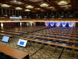 Im große Tagungssaal des Maritim-Hotels in Travemünde treffen sich ab dem 3. Juni 240 Delegierte des Landesverband Nord. Foto: DBwV