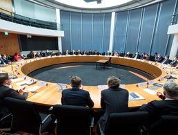 Der Verteidigungsausschuss des Deutschen Bundestages. Foto: Bundestag/Marco Urban