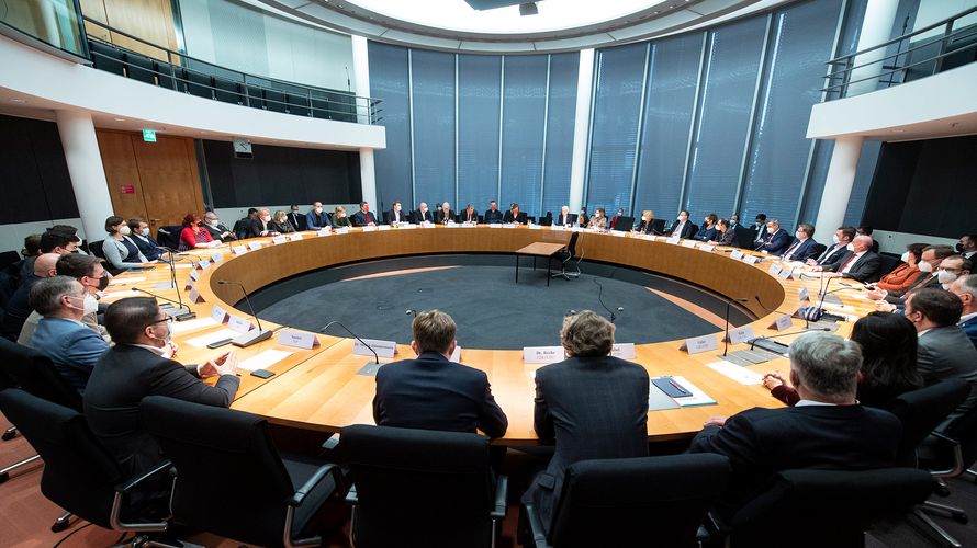 Der Verteidigungsausschuss des Deutschen Bundestages. Foto: Bundestag/Marco Urban
