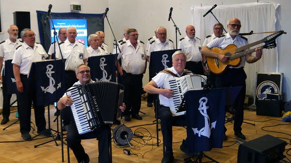 Der Wilhelmshavener Shanty-Chor „Blaue Jungs” sorgte für gute Stimmung. Foto: DBwV/LV Nord