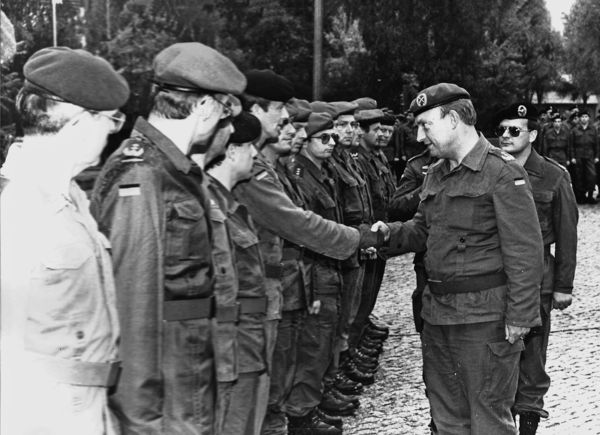 Ab jetzt Kameraden: Am 4. Oktober 1990 begrüßt der spätere Generalinspekteur Hans-Peter von Kirchbach die Männer der damaligen 9. Panzerdivision in Eggesin. Foto: Archiv