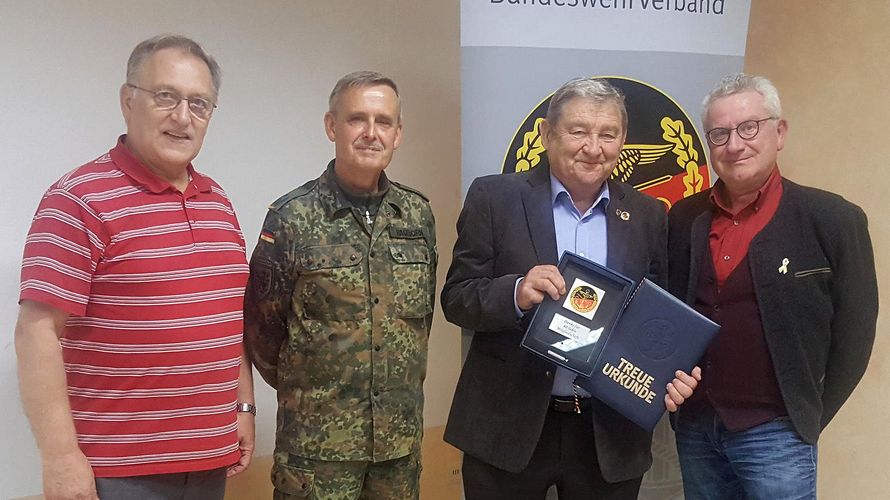 Stv. Vorsitzender Ekkehard Wiehn, Oberstleutnant Hagedorn, Oberstleutnant a.D. Hans Reisch, Sto-Beauftragter Thomas Heinrich. Foto: Roland Stengl