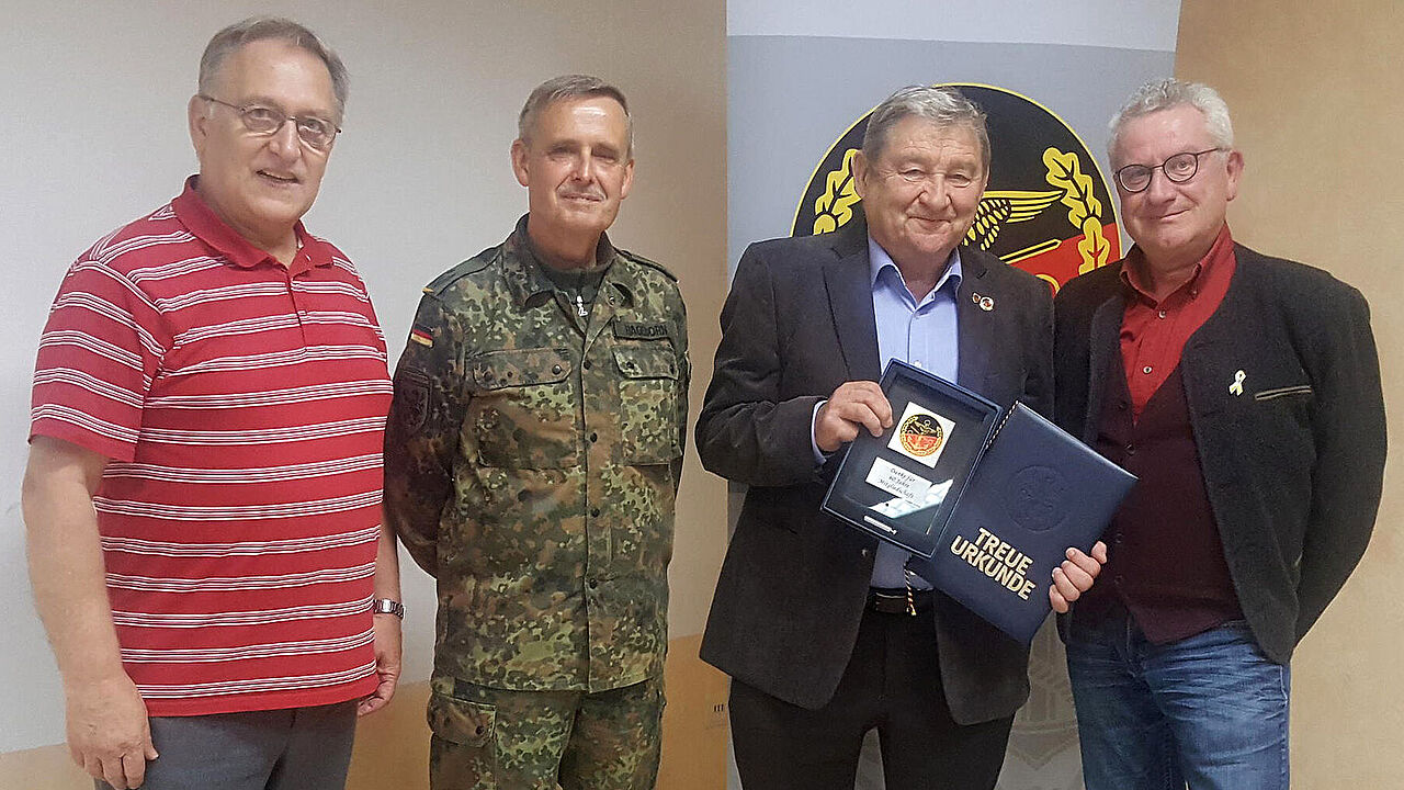 Stv. Vorsitzender Ekkehard Wiehn, Oberstleutnant Hagedorn, Oberstleutnant a.D. Hans Reisch, Sto-Beauftragter Thomas Heinrich. Foto: Roland Stengl