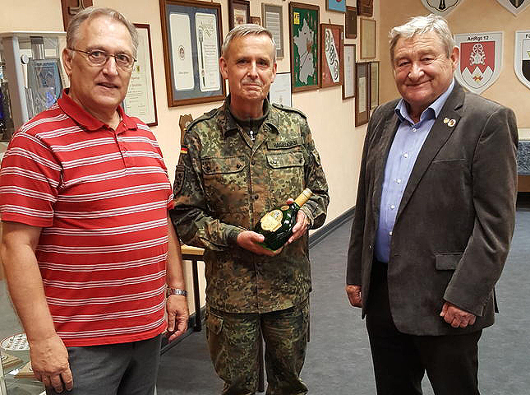 Stv. Vorsitzender Ekkehard Wiehn dankt Oberstleutnant Hagedorn für den Vortrag und ehrt Oberstleutnant a.D. Hans Reisch. Foto: Roland Stengl