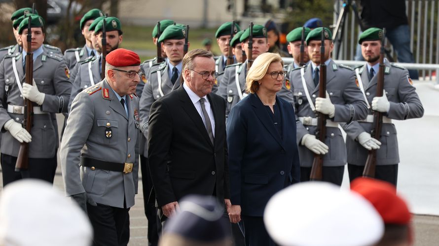 Bundesratspräsidentin Anke Rehlinger (v.r.n.l.), Verteidigungsminister Boris Pistorius und der Generalinspekteur, General Carsten Breuer, schreiten beim Aufstellungsappell des Operativen Führungskommandos die Front ab. Foto: DBwV/Yann Bombeke