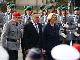 Bundesratspräsidentin Anke Rehlinger (v.r.n.l.), Verteidigungsminister Boris Pistorius und der Generalinspekteur, General Carsten Breuer, schreiten beim Aufstellungsappell des Operativen Führungskommandos die Front ab. Foto: DBwV/Yann Bombeke