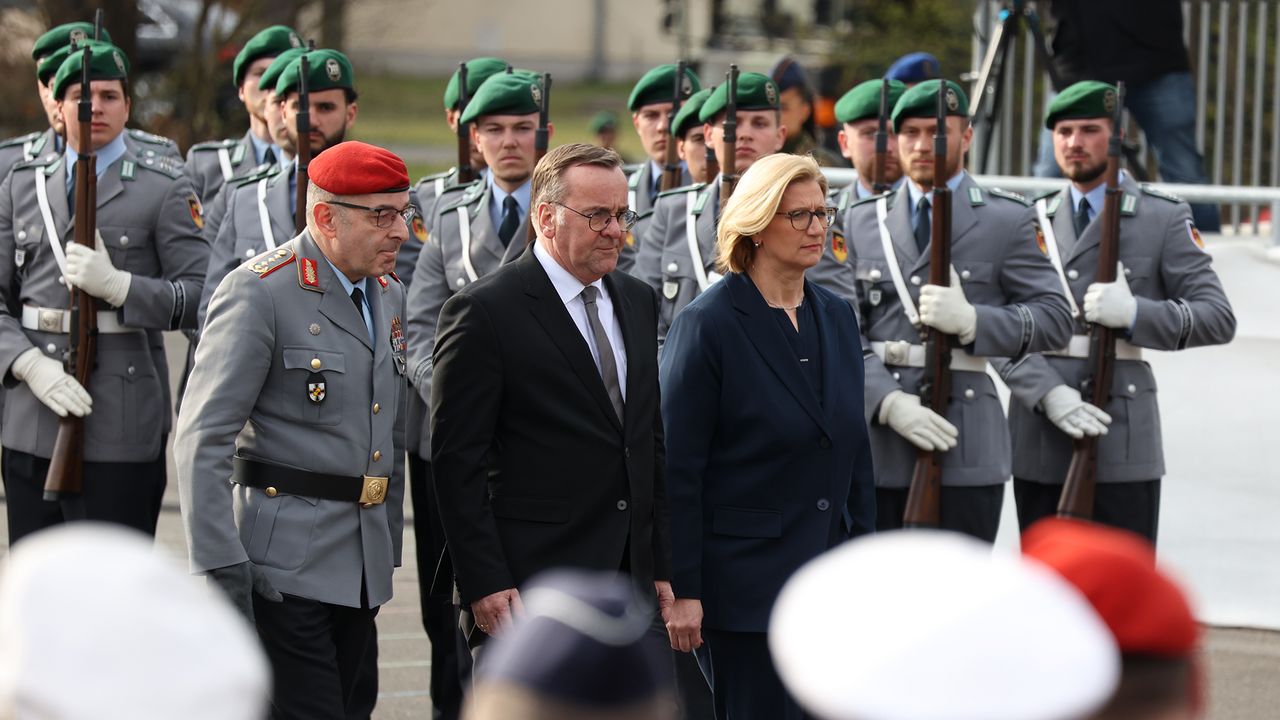 Bundesratspräsidentin Anke Rehlinger (v.r.n.l.), Verteidigungsminister Boris Pistorius und der Generalinspekteur, General Carsten Breuer, schreiten beim Aufstellungsappell des Operativen Führungskommandos die Front ab. Foto: DBwV/Yann Bombeke