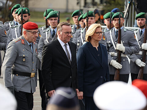 Bundesratspräsidentin Anke Rehlinger (v.r.n.l.), Verteidigungsminister Boris Pistorius und der Generalinspekteur, General Carsten Breuer, schreiten beim Aufstellungsappell des Operativen Führungskommandos die Front ab. Foto: DBwV/Yann Bombeke