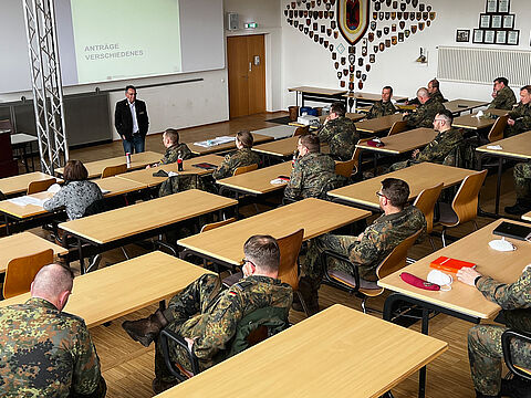 Bei der Wahlversammlung informiert mit Bezirksvorsitzendem Harald Lott. Foto: sTruka Pfullendorf