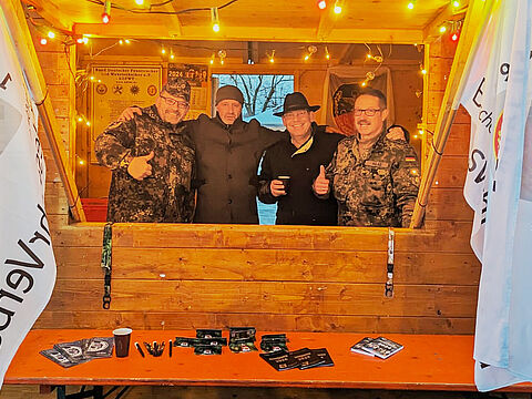 Die StoKa Stetten a.k.M. unter Vorsitz von Oberstabsfeldwebel Philip Raab wünscht eine besinnliche Weihnachtszeit und einen guten Rutsch ins neue Jahr. Foto: StoKa Stetten a.k.M.