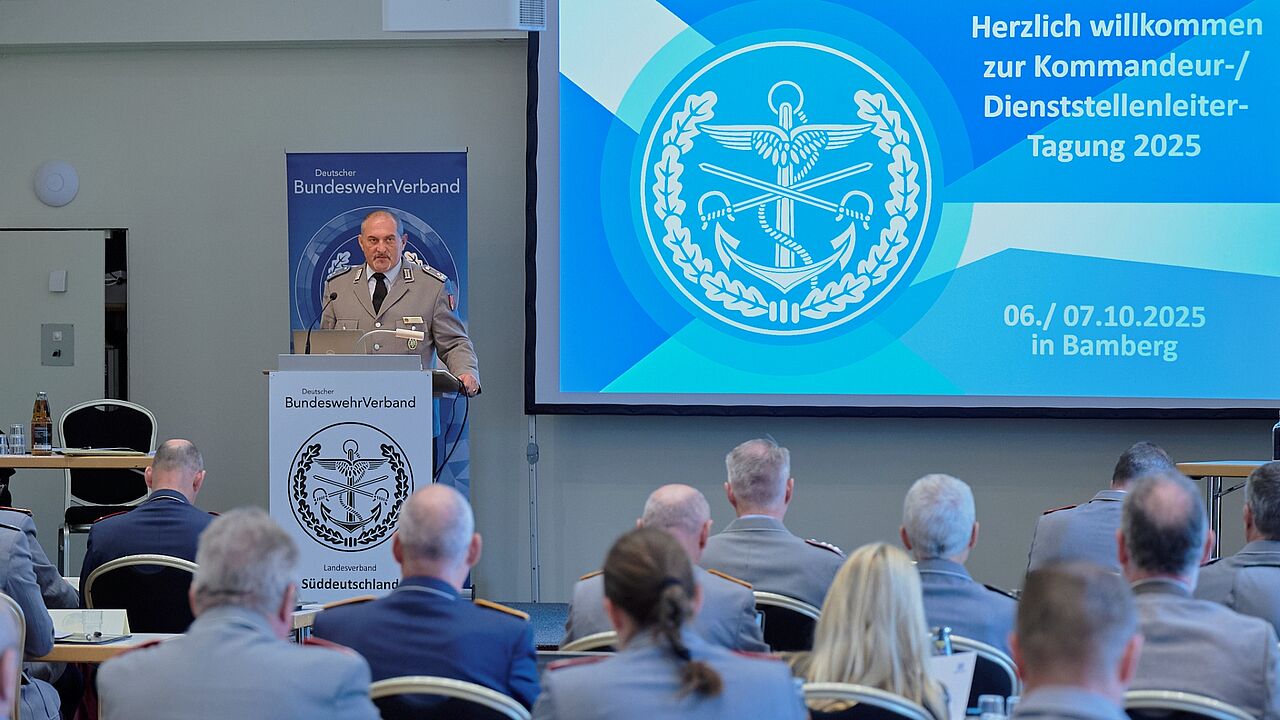 Landesvorsitzender Oberstleutnant a.D. Josef Rauch begrüßte die 35 Kommandeure und zivilen Dienststellenleiter zur Tagung des Süddeutschen Landesverbandes. Foto: Ingo Kaminsky