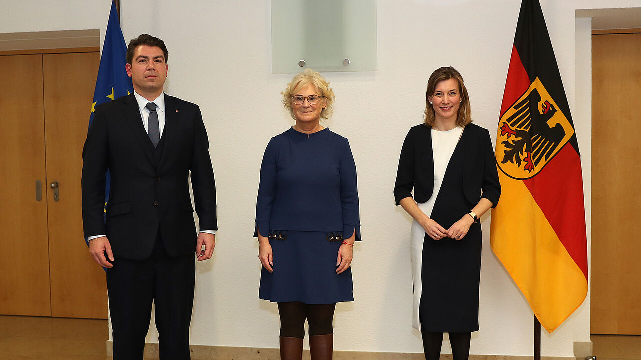 Verteidigungsministerin Christine Lambrecht (M.) mit ihren Parlamentarischen Staatssekretären Siemtje Möller und Thomas Hitschler. Foto: BMVg