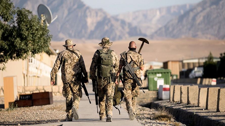 Soldaten gehen während der Rückverlegung durch das Camp Marmal in Mazar-e Sharif/Afghanistan. Foto: Bundeswehr/Kraatz