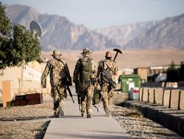 Soldaten gehen während der Rückverlegung durch das Camp Marmal in Mazar-e Sharif/Afghanistan. Foto: Bundeswehr/Kraatz