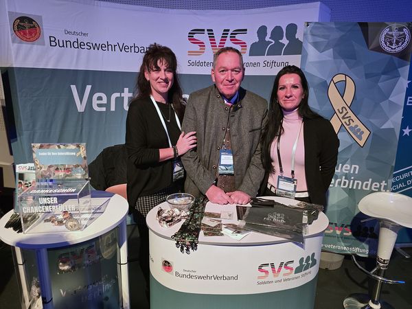 Am Stand des DBwV: Hauptmann Uwe Köpsel, Vorsitzender der Soldaten und Veteranen Stiftung, mit den SVS-Mitarbeiterinnen Katrin van Treek (l.) und Manuela Flick. Foto: DBwV/Yann Bombeke