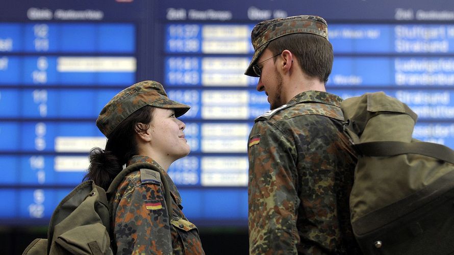 „Ihre Sichtbarkeit auch in öffentlichen Verkehrsmitteln zu erhöhen, trägt der Anerkennung und Wertschätzung der Soldatinnen und Soldaten bei“, erklärte Görlich und forderte ein bürokratiearmes Verfahren. Foto: Bundeswehr/Stollberg