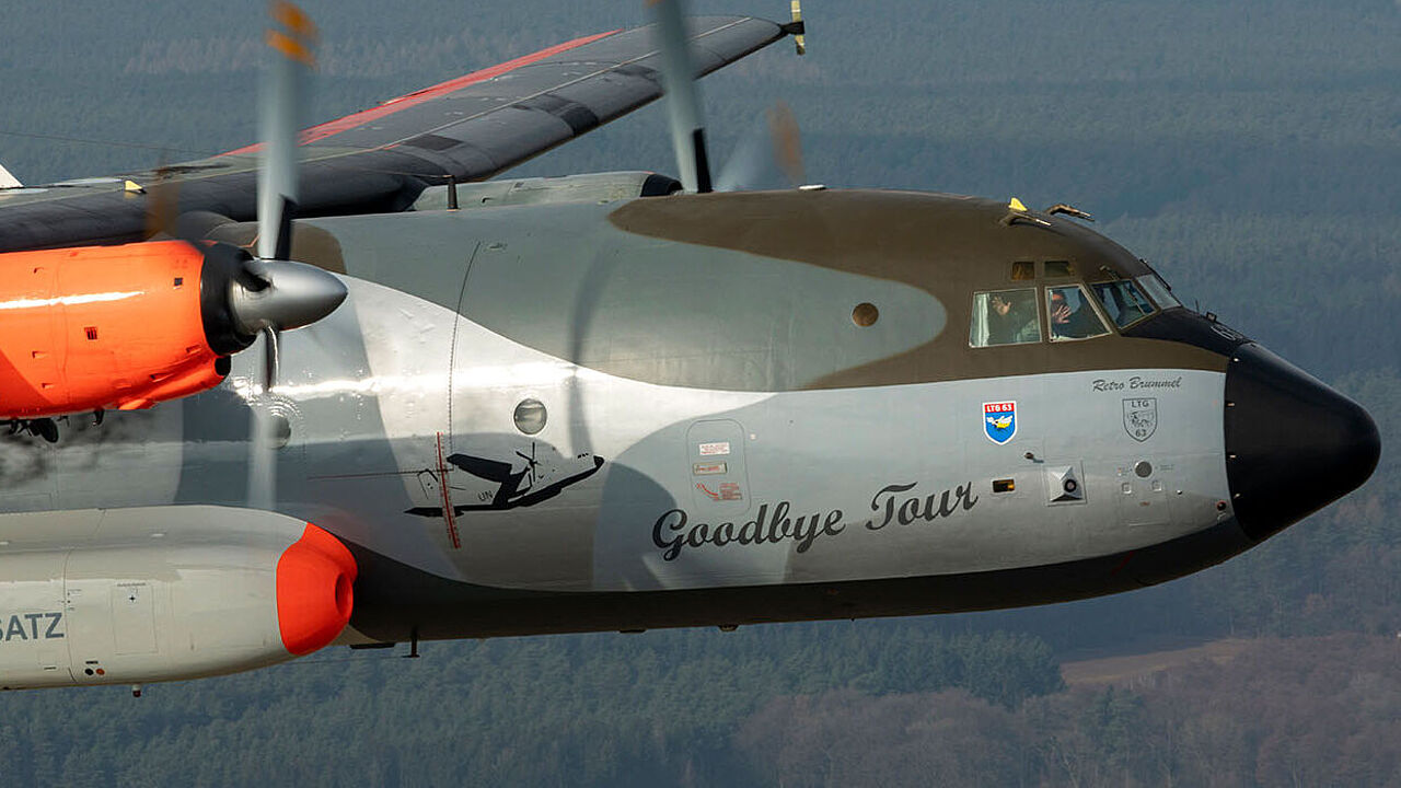 Das Transportflugzeug  Transall C-160 vom Lufttransportgeschwader 63 verabscheidet sich mit einer Sonderlackierung als „Retro Brummel“ von seinen Fans. Foto: Bundeswehr/Muth