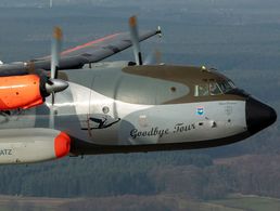 Das Transportflugzeug  Transall C-160 vom Lufttransportgeschwader 63 verabscheidet sich mit einer Sonderlackierung als „Retro Brummel“ von seinen Fans. Foto: Bundeswehr/Muth