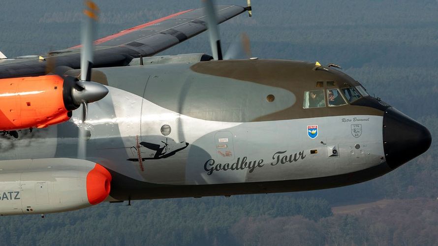 Das Transportflugzeug  Transall C-160 vom Lufttransportgeschwader 63 verabscheidet sich mit einer Sonderlackierung als „Retro Brummel“ von seinen Fans. Foto: Bundeswehr/Muth