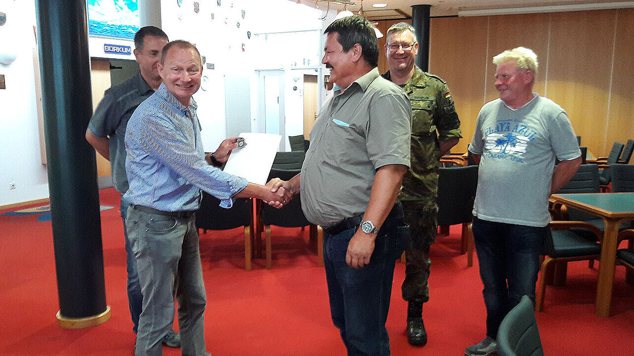 Dem 2. Vors.StBtsm a.D. wird die Urkunde u. das Verbandsabzeichen für 25 jährige Mitgliedschaft im BundeswehrVerband durch den 1. Vors. StBtsm d.R. Rüdiger Schülke überreicht. Dahinter von links nach rechts, Schriftfhr. StBtsm d.R. Rainer Riedel,in Tarndr