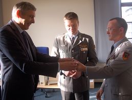 Vor seiner Grundsatzrede in der Lucius-D.Clay-Kaserne trug sich Oberstleutnant André Wüstner in das Goldene Buch der Stadt Osterholz-Scharmbeck ein. Mit diesem symbolischen Akt drückte die niedersächsische Kreisstadt ihre Anerkennung für den Bundesvorsitz