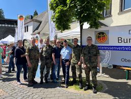 Zahlreiche DBwV-Mandatsträger von der TruKa- bis hin zur Landesvorstandsebene informierten interessierte Menschen beim Tag der Bundeswehr in Mayen und repräsentierten die Arbeit des DBwV. Foto: Oberstabsfeldwebel Frank Blenz