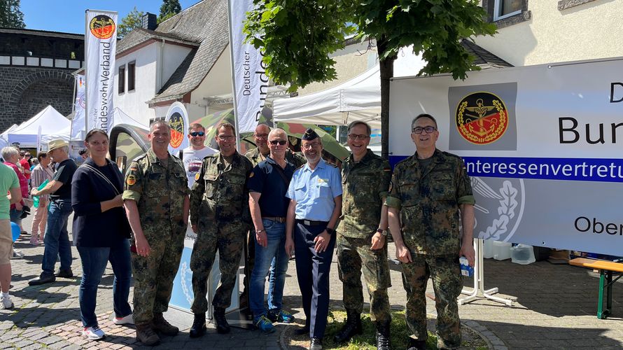 Zahlreiche DBwV-Mandatsträger von der TruKa- bis hin zur Landesvorstandsebene informierten interessierte Menschen beim Tag der Bundeswehr in Mayen und repräsentierten die Arbeit des DBwV. Foto: Oberstabsfeldwebel Frank Blenz