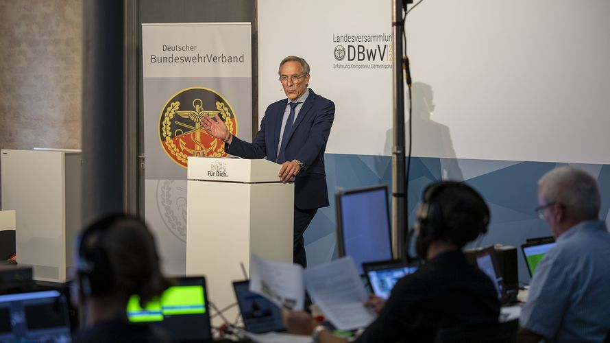 Landesvorsitzender Stabsfeldwebel a.D. Gerhard Stärk freute sich über eine gelungene Landesversammlung Süddeutschland. Foto: DBwV/Yann Bombeke