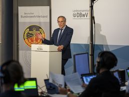 Landesvorsitzender Stabsfeldwebel a.D. Gerhard Stärk freute sich über eine gelungene Landesversammlung Süddeutschland. Foto: DBwV/Yann Bombeke