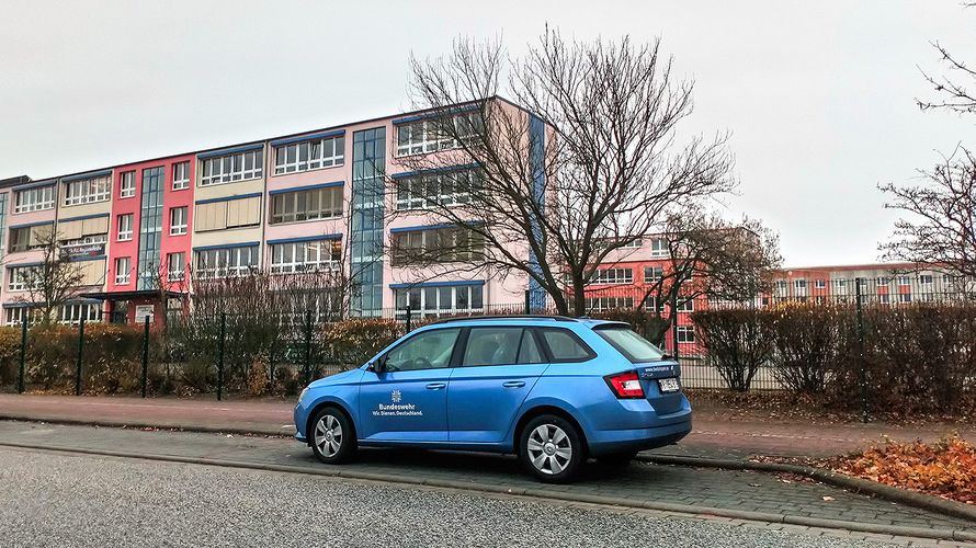 Ein Pkw der Bundeswehr parkt vor einer Schule im brandenburgischen Schwedt/Oder. Foto: DBwV/Kruse