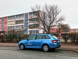 Ein Pkw der Bundeswehr parkt vor einer Schule im brandenburgischen Schwedt/Oder. Foto: DBwV/Kruse