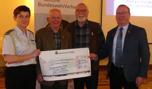 Übergabe des Symbolischen Spendenschecks: Stabsfeldwebel Sandra Knarr (Soldatenhilfswerk, v. l.) durch Hauptmann a.D. Paul Boos (Initiator "Gelbes Band"), Oberstleutnant a.D. Klaus Kanzek (Vorsitzender "Runder Tisch") und Oberstleutnant a.D. Alfred Veit (v.l.). Foto: Rudolf Dürr