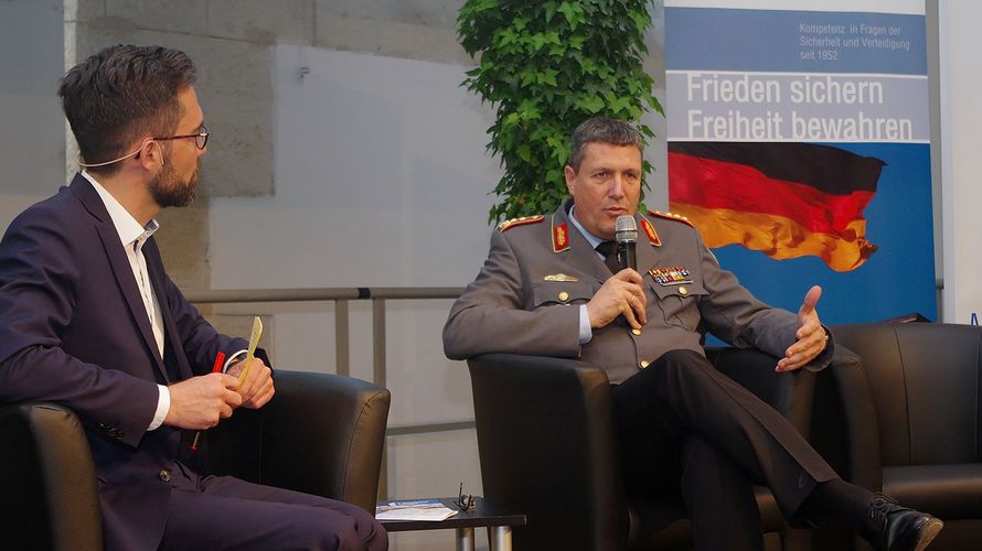 Auf dem Podium der Königsbronner Gespräche: Generalleutnant Markus Laubenthal (r.) und Moderator Michael Stempfle. Foto: DBwV/Henning