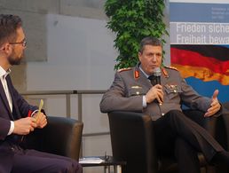 Auf dem Podium der Königsbronner Gespräche: Generalleutnant Markus Laubenthal (r.) und Moderator Michael Stempfle. Foto: DBwV/Henning