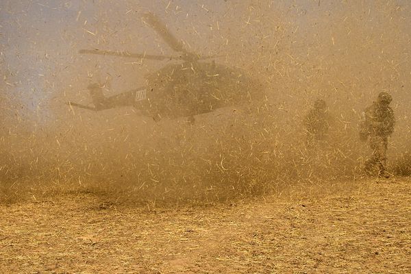 Ein Rettungsteam landet mit dem Rettungshubschrauber NH-90 MedEvac in der Nähe von Gao/Mali. Auch von dort werden immer wieder Probleme gemeldet Foto: Bundeswehr/Susanne Hähnel