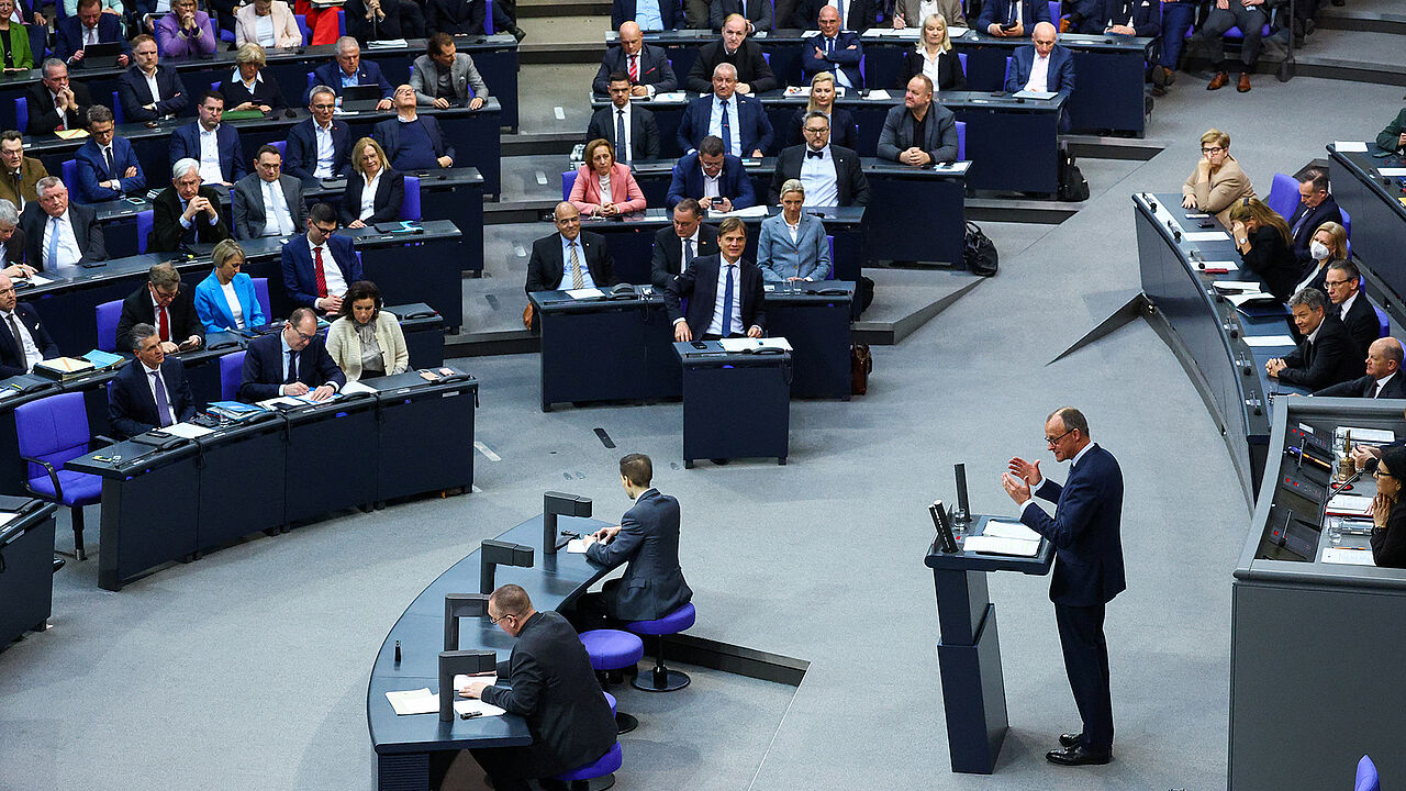 CDU-Chef Friedrich Merz warb im Bundestag für eine Änderung des Grundgesetzes, um Milliarden-Investitionen in Verteidigung und Infrastruktur zu ermöglichen. Foto: picture alliance / REUTERS / Lisi Niesner
