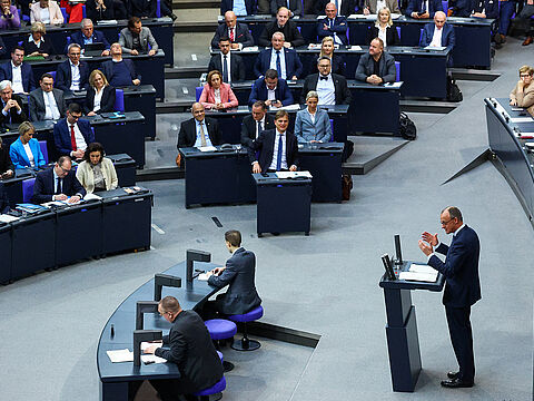 CDU-Chef Friedrich Merz warb im Bundestag für eine Änderung des Grundgesetzes, um Milliarden-Investitionen in Verteidigung und Infrastruktur zu ermöglichen. Foto: picture alliance / REUTERS / Lisi Niesner