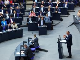 CDU-Chef Friedrich Merz warb im Bundestag für eine Änderung des Grundgesetzes, um Milliarden-Investitionen in Verteidigung und Infrastruktur zu ermöglichen. Foto: picture alliance / REUTERS / Lisi Niesner