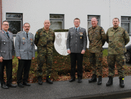 Zu den Herausforderungen im Sanitätsdienst informierte sich der DBwV-Bundesvorsitzende Oberstleutnant André Wüstner, (3.v.r.) in Rennerod bei Oberstleutnant Michael Schwab (v.l.), Oberstabsfeldwebel Stefan Sprengers, Oberstleutnant Hans-Jürgen Neumüller (stellv. Regimentskommandeur), Oberstarzt Dr. Sven Funke Kommandeur) und Hauptmann Alexander Rist, Kompaniechef AGA-Kompanie. Foto: Stabsunteroffizier Marcel Küpper