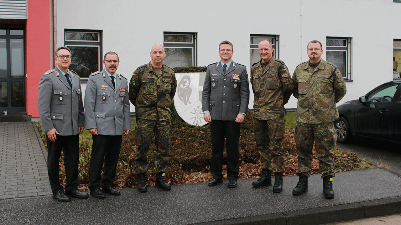 Zu den Herausforderungen im Sanitätsdienst informierte sich der DBwV-Bundesvorsitzende Oberstleutnant André Wüstner, (3.v.r.) in Rennerod bei Oberstleutnant Michael Schwab (v.l.), Oberstabsfeldwebel Stefan Sprengers, Oberstleutnant Hans-Jürgen Neumüller (stellv. Regimentskommandeur), Oberstarzt Dr. Sven Funke Kommandeur) und Hauptmann Alexander Rist, Kompaniechef AGA-Kompanie. Foto: Stabsunteroffizier Marcel Küpper