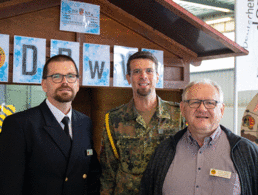 Hauptbootsmann Ebersbach, Stabsfeldwebel Bálint und Oberstabsfeldwebel a.D. Hütten (v.l.n.r.) am Stand des Verbandes. Foto: DBwV/Wilfrath