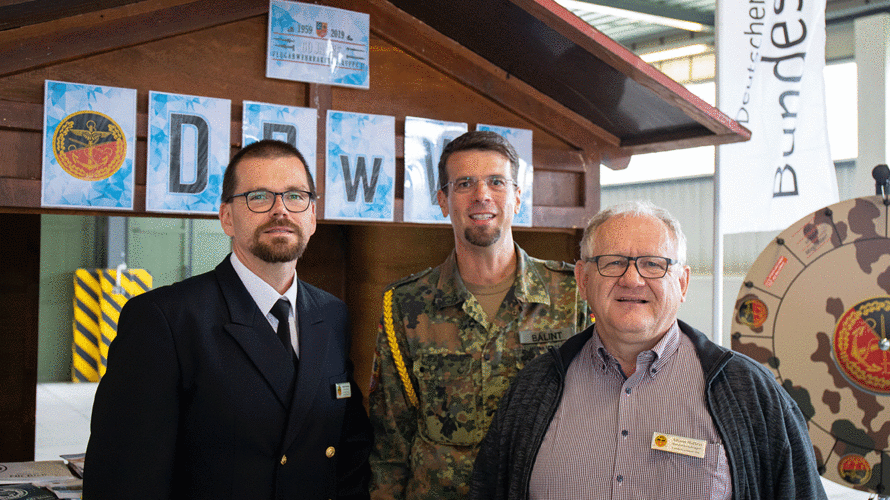 Hauptbootsmann Ebersbach, Stabsfeldwebel Bálint und Oberstabsfeldwebel a.D. Hütten (v.l.n.r.) am Stand des Verbandes. Foto: DBwV/Wilfrath