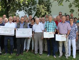 Mit symbolischen Schecks: 900 Euro spendeten die Ehemaligen anlässlich des Kameradschaftsjubiläums zu gleichen Teilen an die Soldaten und Veteranen Stiftung, Heinz-Volland-Stiftung und den Volksbund Deutsche Kriegsgräberfürsorge. Foto: Sebastian Wrobel