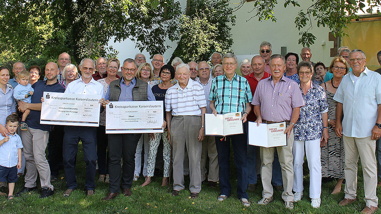 Mit symbolischen Schecks: 900 Euro spendeten die Ehemaligen anlässlich des Kameradschaftsjubiläums zu gleichen Teilen an die Soldaten und Veteranen Stiftung, Heinz-Volland-Stiftung und den Volksbund Deutsche Kriegsgräberfürsorge. Foto: Sebastian Wrobel