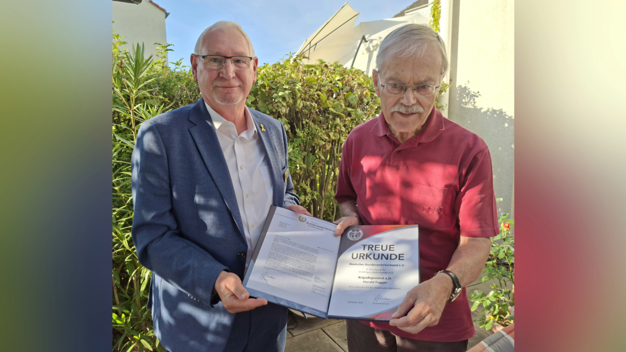 Im Namen des Vorsitzenden des Landesverbandes Ost, Hauptmann Ralf Baasch, ehrte der Vorsitzende ERH, Frank Udo Reiche (l.) Brigadegeneral Harald Fugger für 50 Jahre Mitgliedschaft im DBwV. Foto: Frank-Michael Baumann