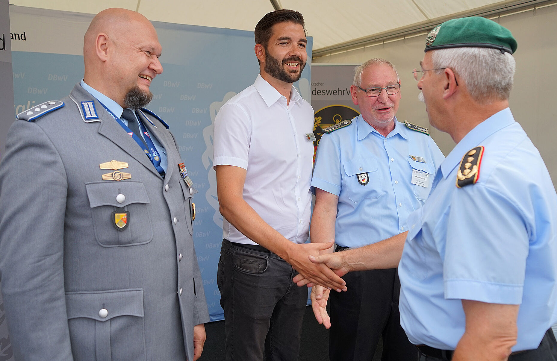 Auch der Inspekteur des Heeres, Generalleutnant Jörg Vollmer (r.), besuchte den Stand des DBwV. Er wurde unter anderem vom Stellvertreter des Vorsitzenden Ressourcenbereiche, Hauptmann Kai-Ingo Behnke, dem Geschäftsführer des Landesverbands Ost, Christian Ziegler, und Stabsfeldwebel a.D. Frank Udo Reiche, Vorsitzender des Bezirks Berlin/Brandenburg (v.l.) begrüßt. Foto: DBwV/Kruse
