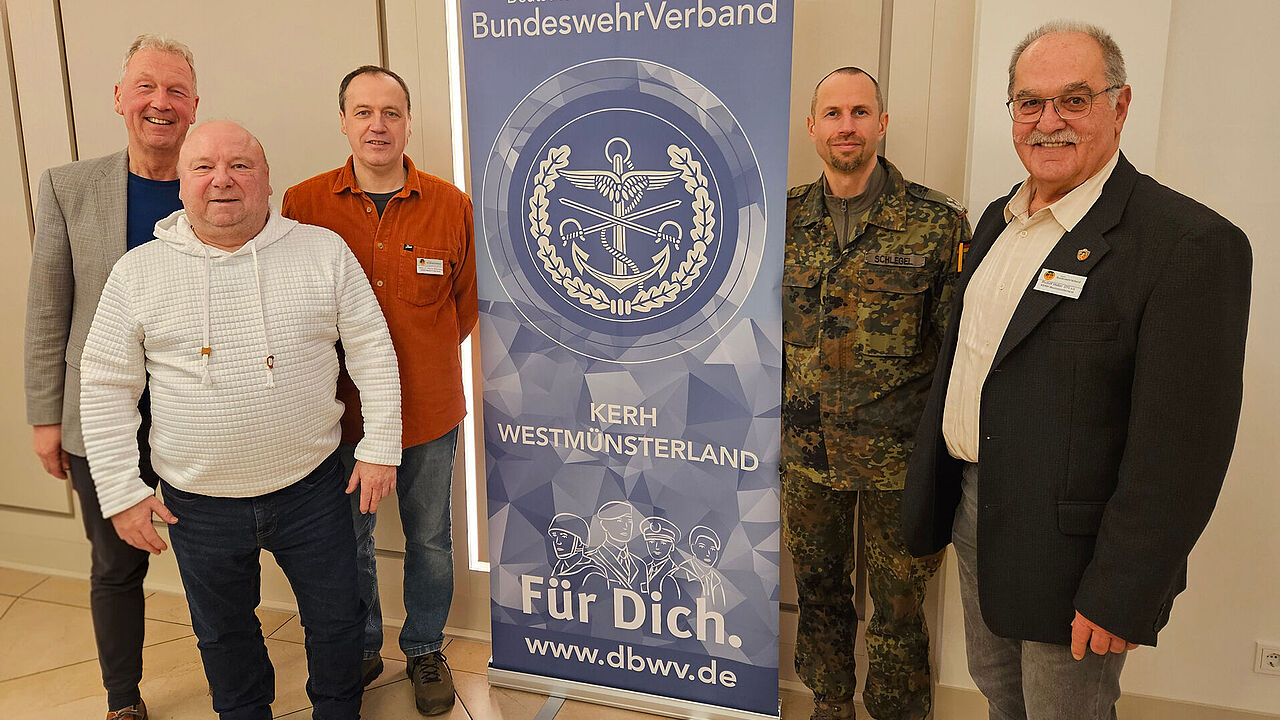 In Borken (v.l.n.r.): Oberstabsfeldwebel a.D. Jürgen Fellerhoff, Oberstabsfeldwebel a.D. Thomas Heick, Oberstabsfeldwebel a.D. Stefan Weitenberg, Oberstleutnant Kai Schlegel und Oberstleutnant a.D. Rudolf Haller. Foto: Thomas Heick