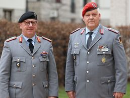 In der DBwV-Bundesgeschäftstelle tauschte sich Hauptmann Ingo Zergiebel (r.) mit Generalmajor Andreas Henne aus. Foto: DBwV/Yann Bombeke