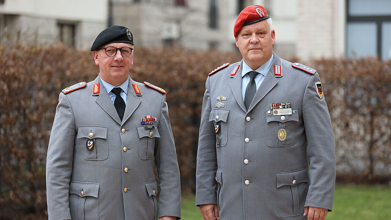 In der DBwV-Bundesgeschäftstelle tauschte sich Hauptmann Ingo Zergiebel (r.) mit Generalmajor Andreas Henne aus. Foto: DBwV/Yann Bombeke